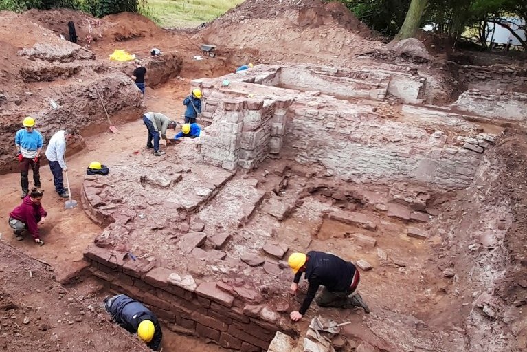 Archäologen legen die Überreste des Klosters Kaltenborn bei Ausgrabungen frei