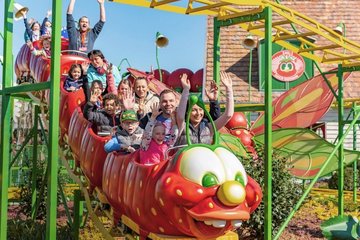 Die„Erdbeer-Raupenbahn“ ist ein Klassiker im Erlebnisdorf