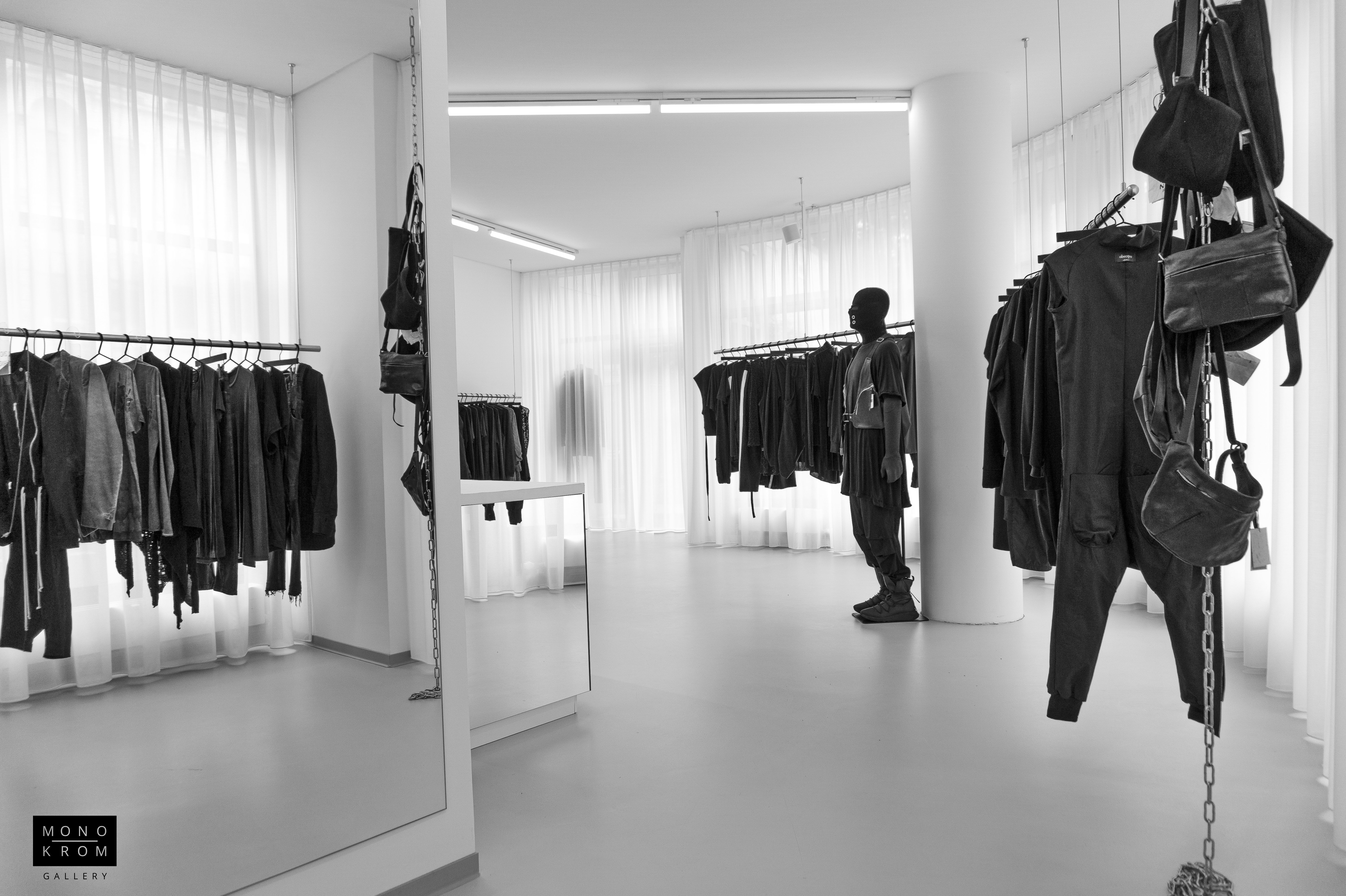 Dunkel, urban, minimalistisch: Die MONO-KROM | GALLERY