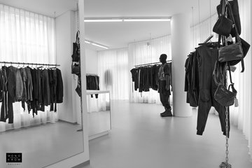 Dunkel, urban, minimalistisch: Die MONO-KROM | GALLERY