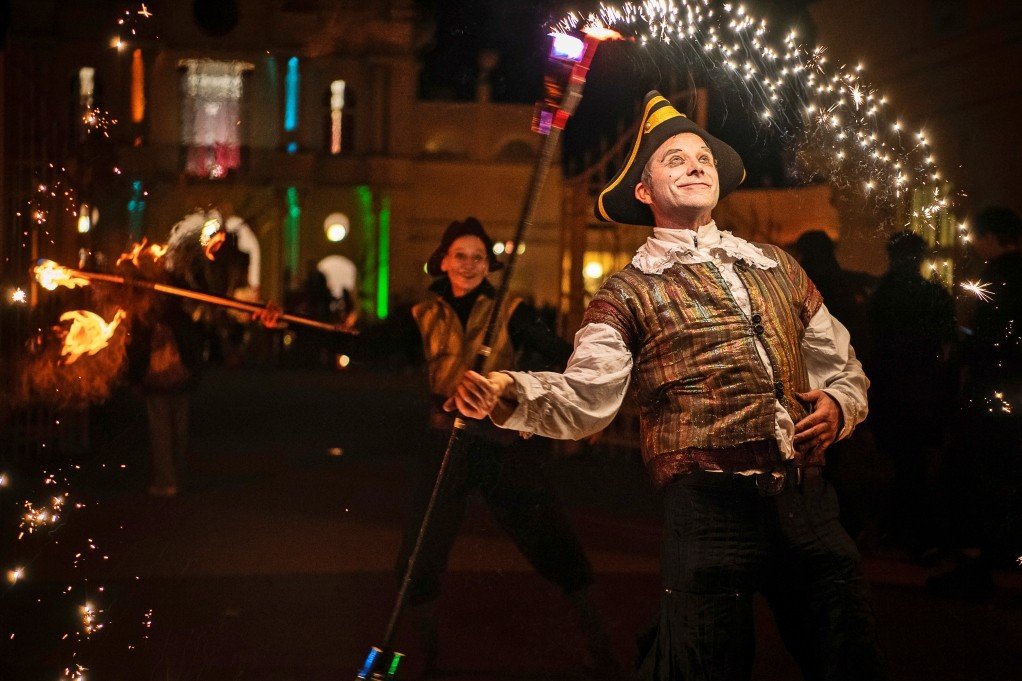 Zur Abendgestaltung gehört auch die Feuershow „Magische Flammen“