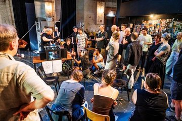 Das Team um Enrico Lübbe trifft sich zur Konzeptionsprobe von Matthew Lopez’ „Das Vermächtnis“
