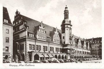 Um 1940 Das Alte Rathaus vor dem Krieg, mit Blick auf die historische Bebauung am Markt. Die goldene Inschrift unter dem Dach erinnert an die kurze Bauzeit von 1556 und stammt aus dem Jahr 1672. Anfang des 20. Jahrhunderts wurde sie mit Messingbuchstaben veredelt.