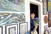 Malerin Mona Ragy Enayat (Mitte) empfängt Kunstinteressierte gern in ihrem Atelier