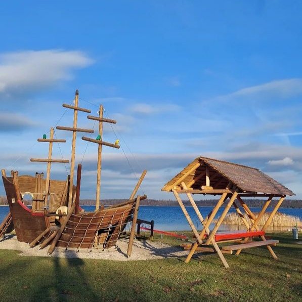 zu sehen ist ein Piratenschiff am, ImHintergrund der Haselbacher See
