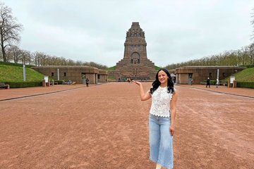 Sprachlehrerin Laura vermittelt Deutsch mit Fokus auf Alltagssituationen