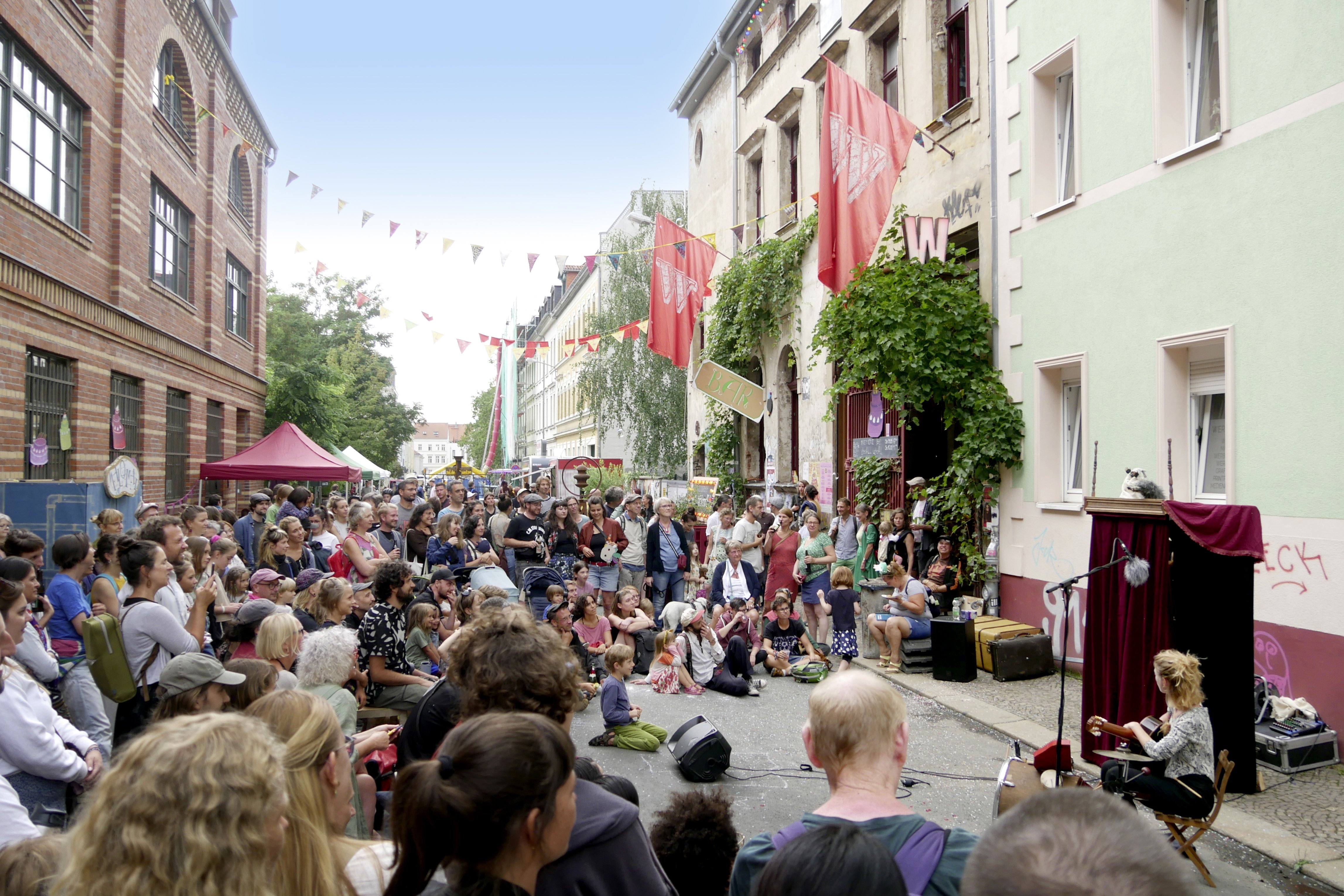 Vor dem Westflügel wird mit Straßentheater gefeiert 