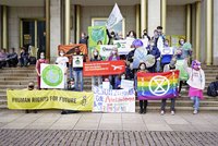 ein Gruppenfoto von Klimaaktivist*innen auf einer Treppe 