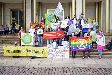 ein Gruppenfoto von Klimaaktivist*innen auf einer Treppe 