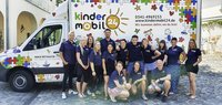 zusehen ist ein Gruppenfoto vom Kindermobil24 mit den Mitarbeitenden 