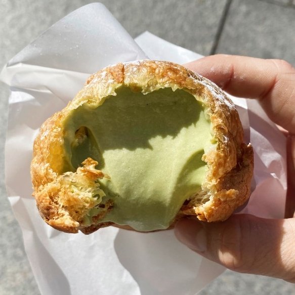 CreamPuff mit Schokoladenglasur und Matcha- Füllung