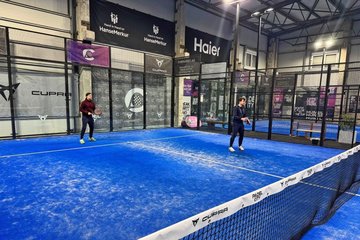 Padel wird meist im Doppel gespielt