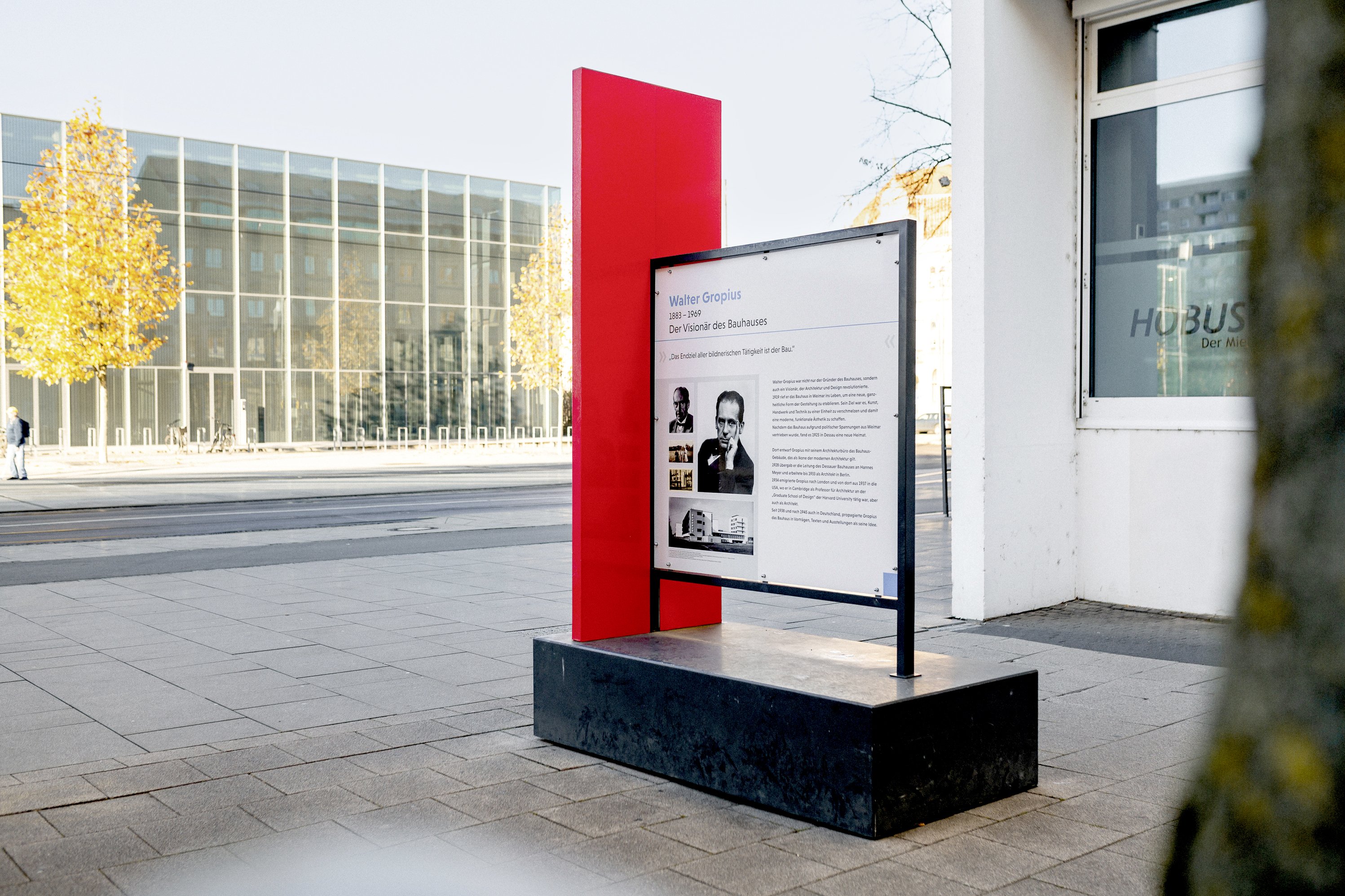 Bildtafeln verweisen in der Stadt auf Bauhaus- Persönlichkeiten wie Walter Gropius