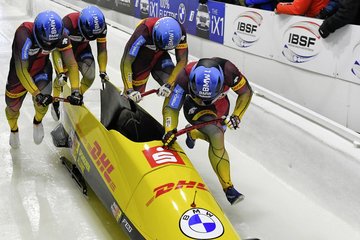 Felix Straub, mit seinem Team beim Bobstart 