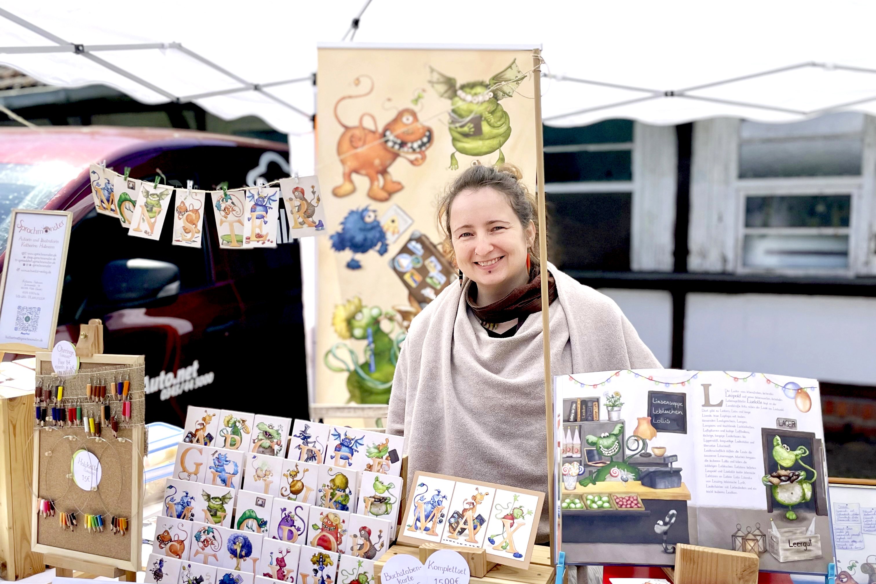 Katharina Hullmann von Sprachmonster verkauft auf dem Markt liebevolle Kinderbücher und Karten