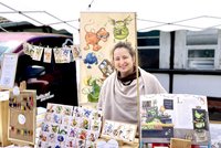 Katharina Hullmann von Sprachmonster verkauft auf dem Markt liebevolle Kinderbücher und Karten