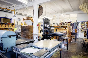 Die Grafikdruckwerkstatt im Werk 2 kann man stundenweise mieten, sie bietet allerlei kreative Werkzeuge