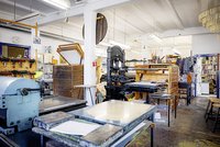 Die Grafikdruckwerkstatt im Werk 2 kann man stundenweise mieten, sie bietet allerlei kreative Werkzeuge