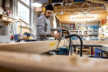 Präzise Arbeit am Holz: Marcel Schäfer setzt Entwürfe ins Material um