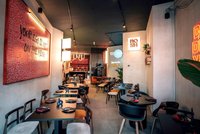 Auch hier eine Fusion: Streetfood-Feeling trifft auf ein modernes, entspanntes Restaurantkonzept