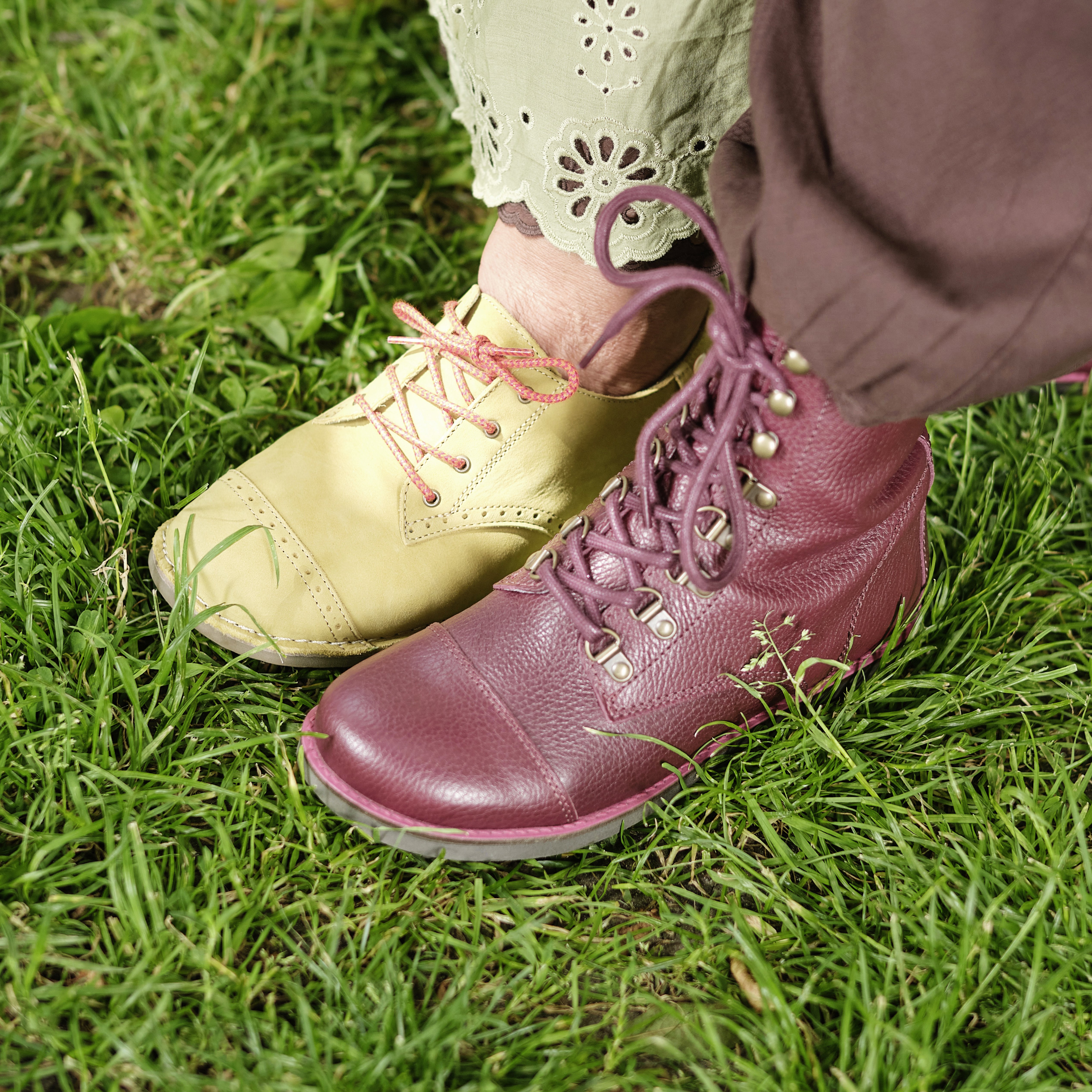 Bequeme Halbschuhe und Stiefeletten aus Nubukleder in herbstlichen Farben