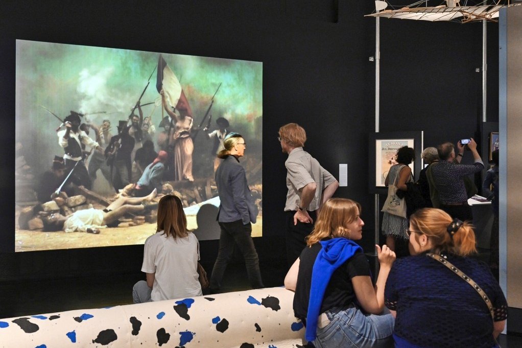 Die Ausstellung zeigt die Video installation „Die zur Vernunft gebrachte Freiheit“ von Cristina Lucas