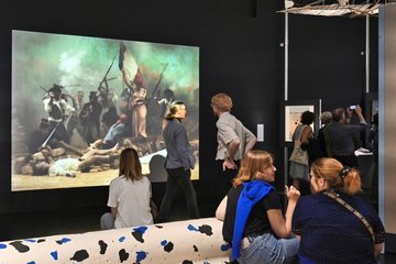 Die Ausstellung zeigt die Video installation „Die zur Vernunft gebrachte Freiheit“ von Cristina Lucas