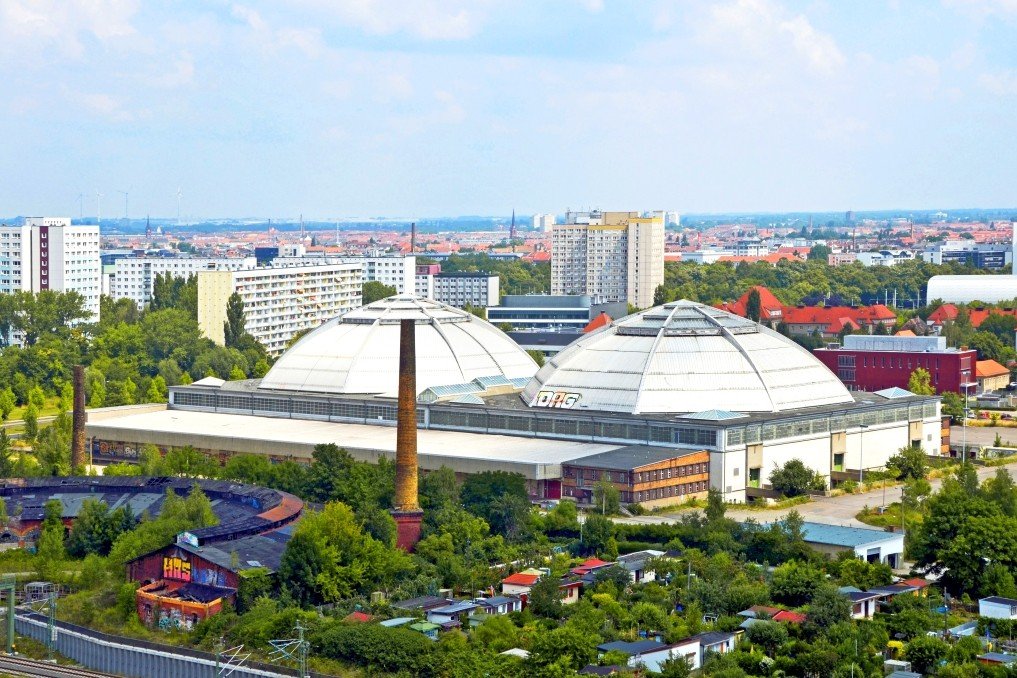 Heute wird die denkmalgeschützte Großmarkthalle im Süden schrittweise saniert und neu genutzt. Die Stahlbetonkuppeln prägen noch immer das Stadtbild und dokumentieren die Ingenieurbaukunst der 1920er-Jahre in Leipzig als Teil der städtischen Baugeschichte.