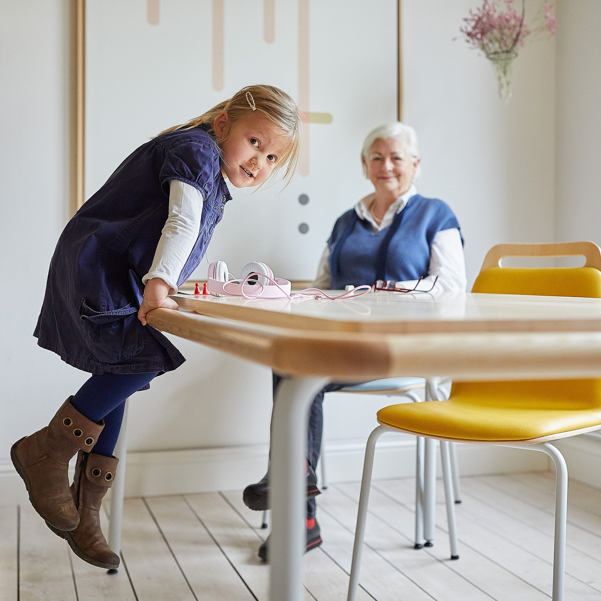 zusehe ein Tisch einen alte Frau und ein Kind 