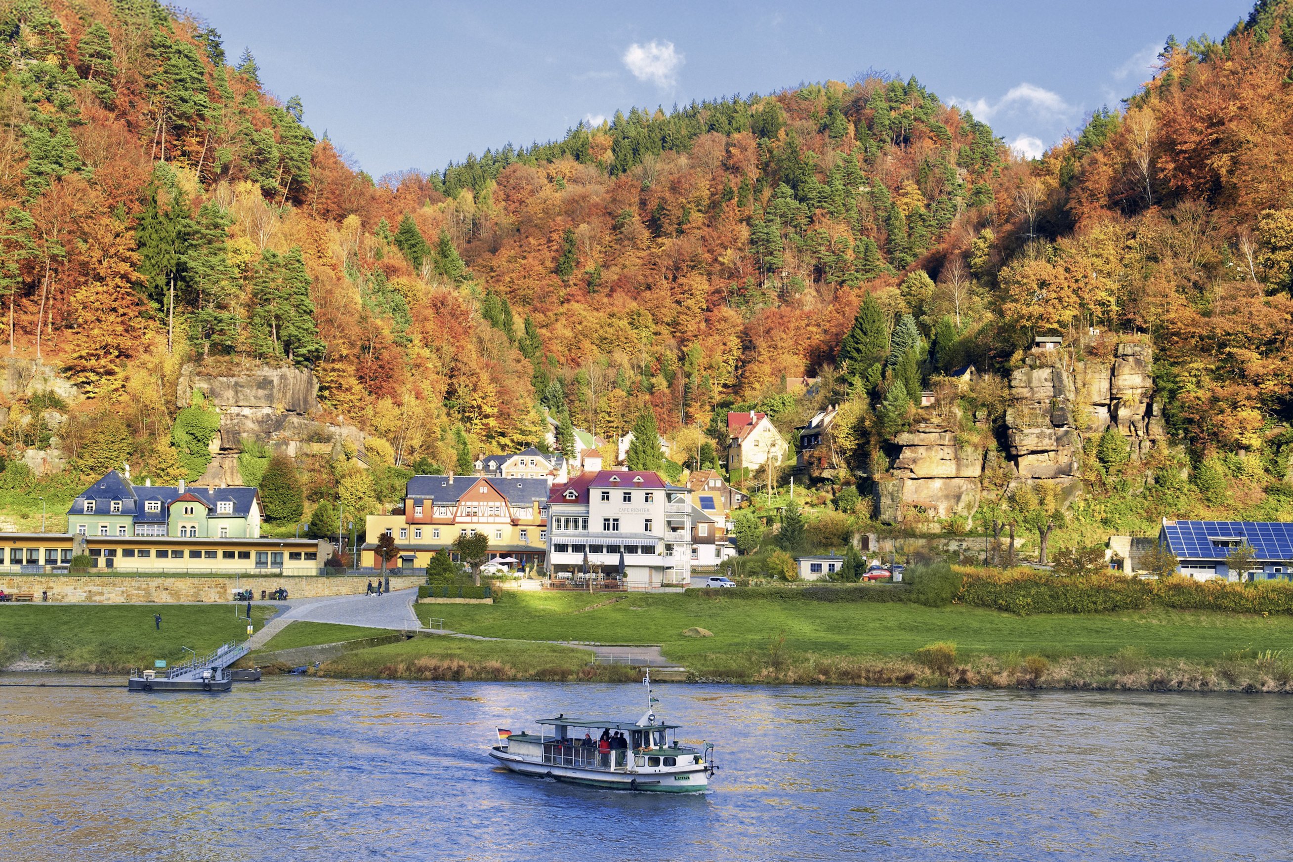 Zu Lande und zu Wasser bietet Schmilka grandiose Ausblicke