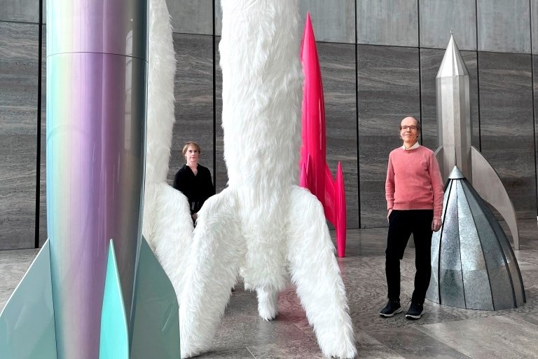 Zwischen Raketen – Kuratorin Jenny Graser und Museumsdirektor Stefan Weppelmann
