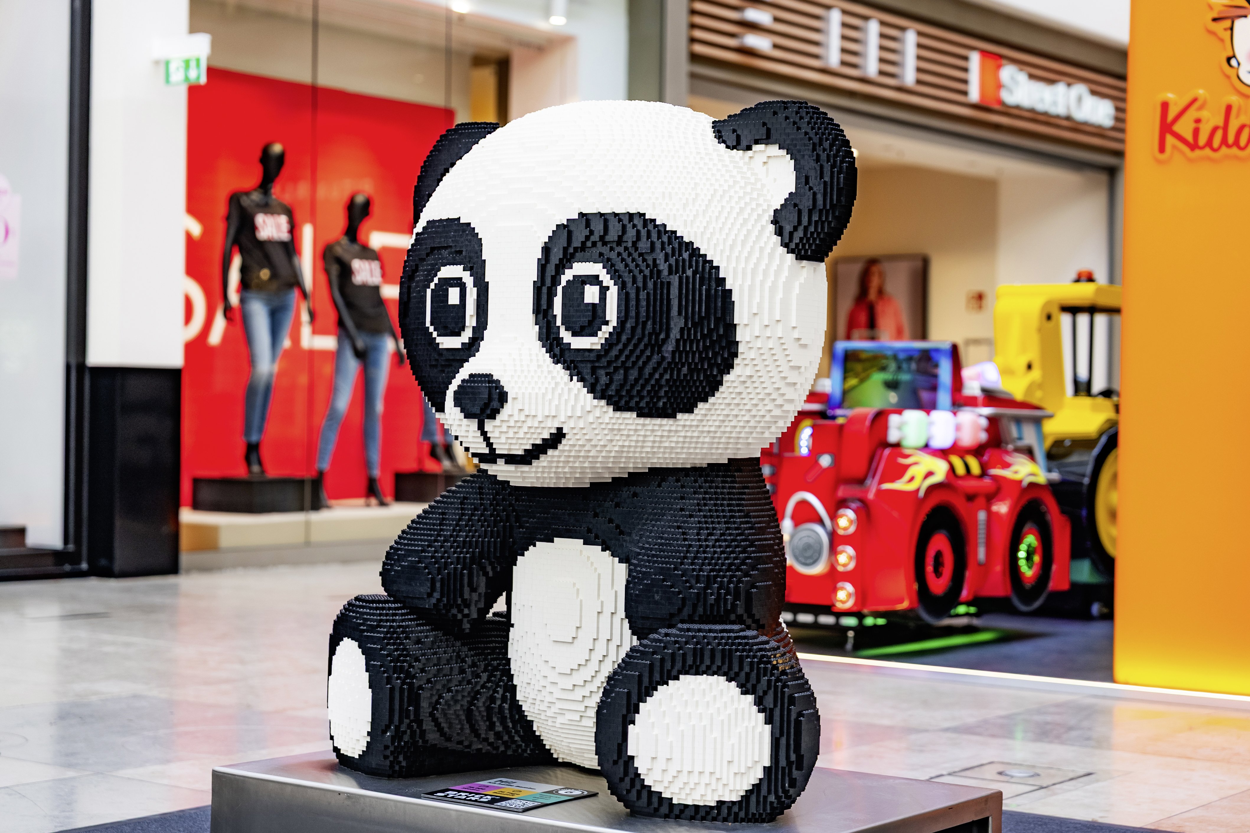 Detailreich gebaut: Der LEGO® Panda ist eines der vielen frei zugänglichen Modelle in der Ausstellung