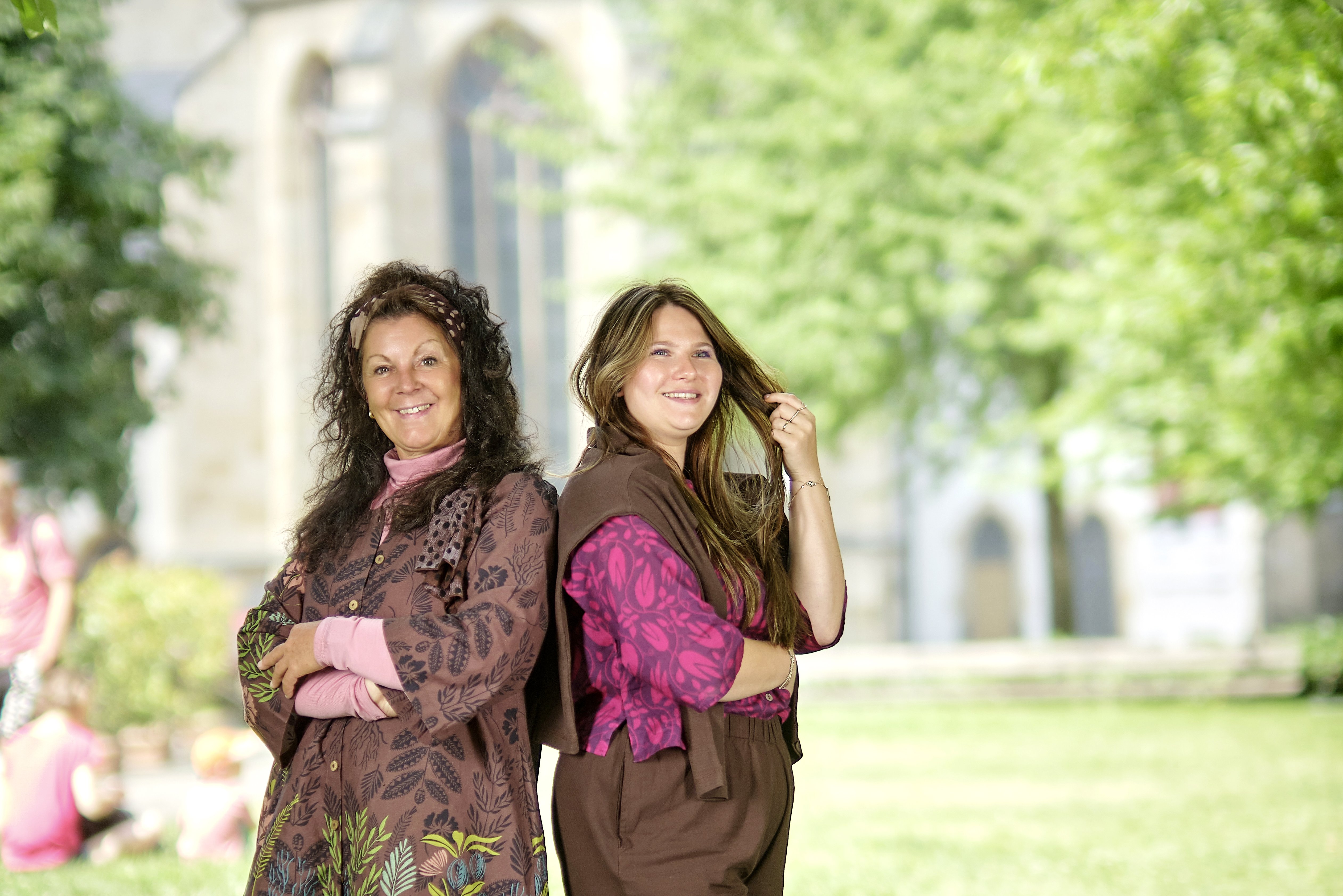  Links Tunika Tahiti mit Unterrock, rechts Bluse Kelly mit Hose Olivia