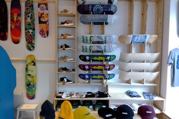 Blick auf ein Regal mit Skateboards an einer Wand.