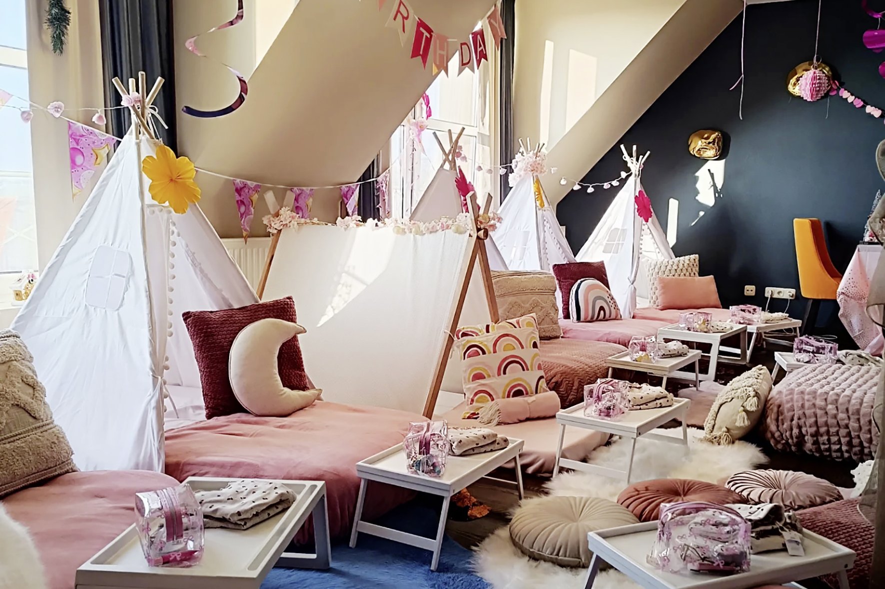 Unter Wimpelketten schlafen: Jede Slumberparty ist ein Unikat und wird mit viel Liebe geplant
