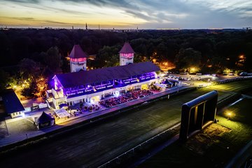 Die historische Tribüne sorgt für eine außergewöhnliche Kino-Atmosphäre