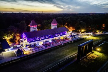 In stimmungsvolles Licht getaucht wird die Galopprennbahn zum Sommerkino