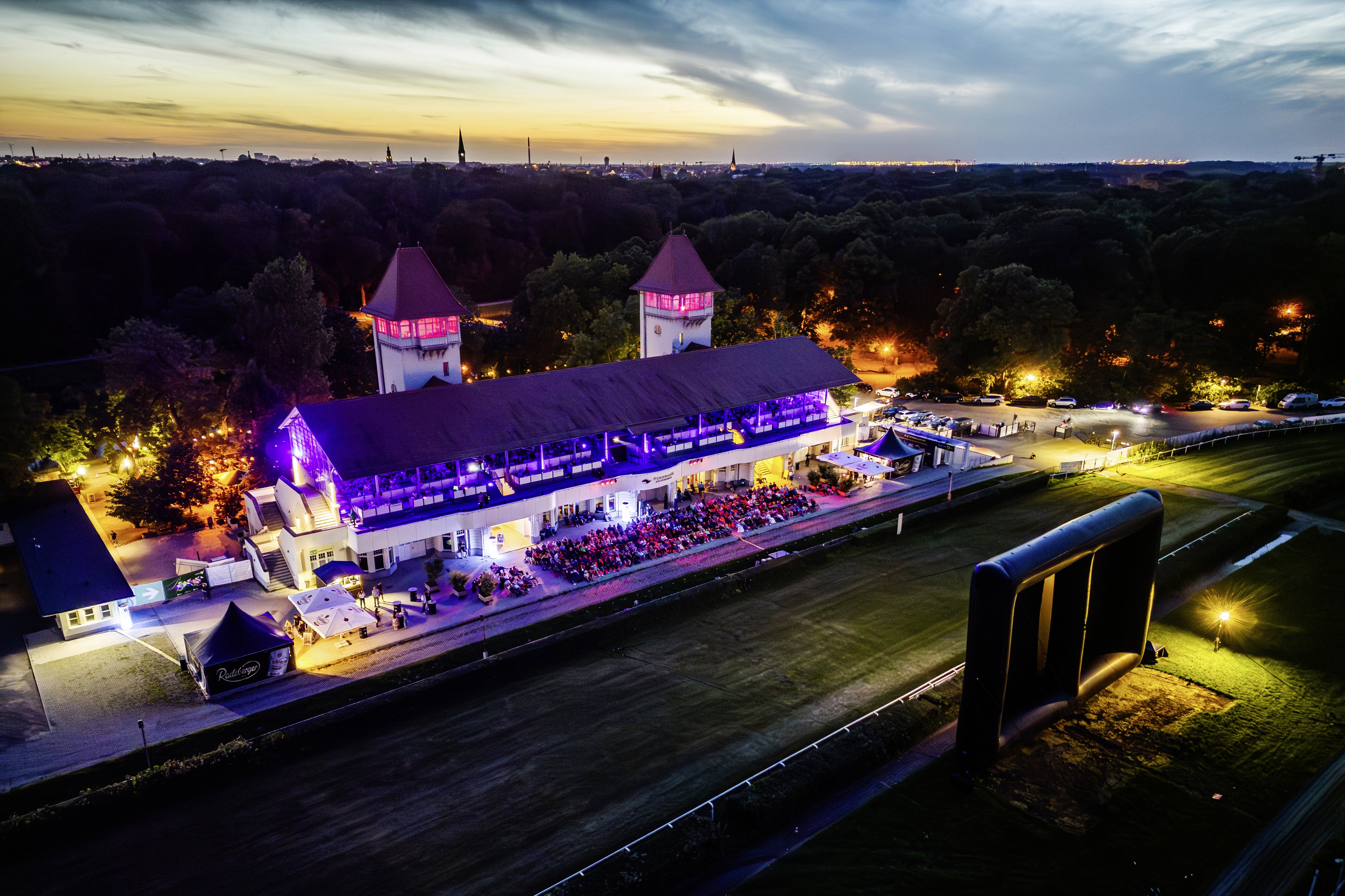In stimmungsvolles Licht getaucht wird die Galopprennbahn zum Sommerkino