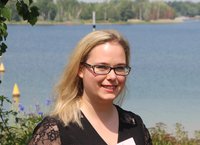 Die Autorin Janina Woyach vor dem Kulkwitzer See