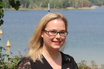 Die Autorin Janina Woyach vor dem Kulkwitzer See