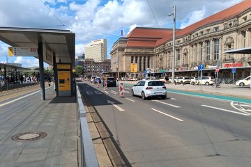 Nach Abschluss der Gleisarbeiten fließt der Autoverkehr vor dem Leipziger Hauptbahnhof wieder regulär.