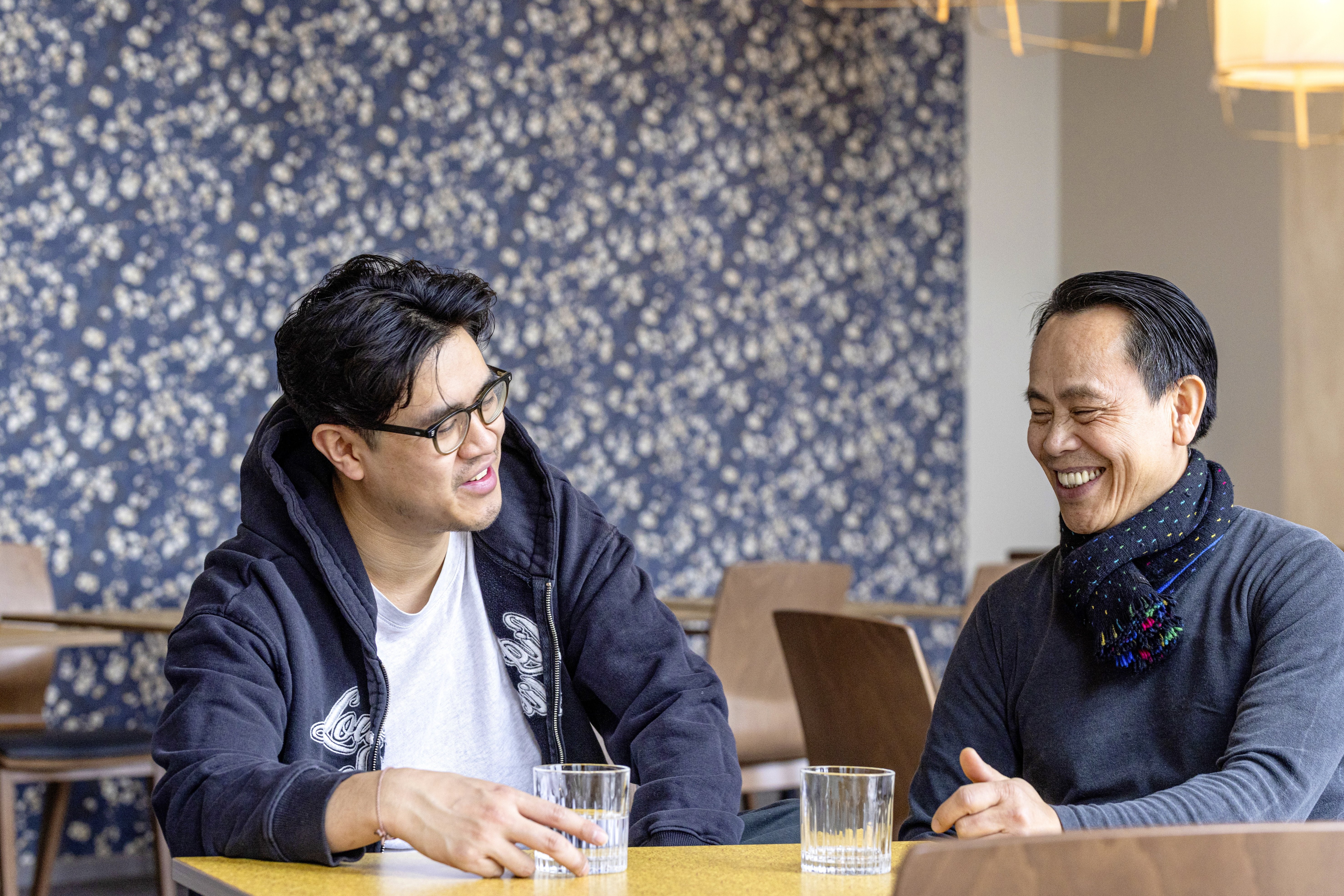Gute Laune: Co-Geschäftsführer Hong Thai Nguyen (r.) und sein Sohn, Mitarbeiter im Restaurant