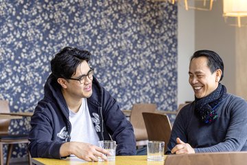 Gute Laune: Co-Geschäftsführer Hong Thai Nguyen (r.) und sein Sohn, Mitarbeiter im Restaurant
