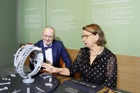 Dara Müller vom Stadtgeschichtlichen Museum Leipzig und Thomas T. Müller mit einem Modell des Rings