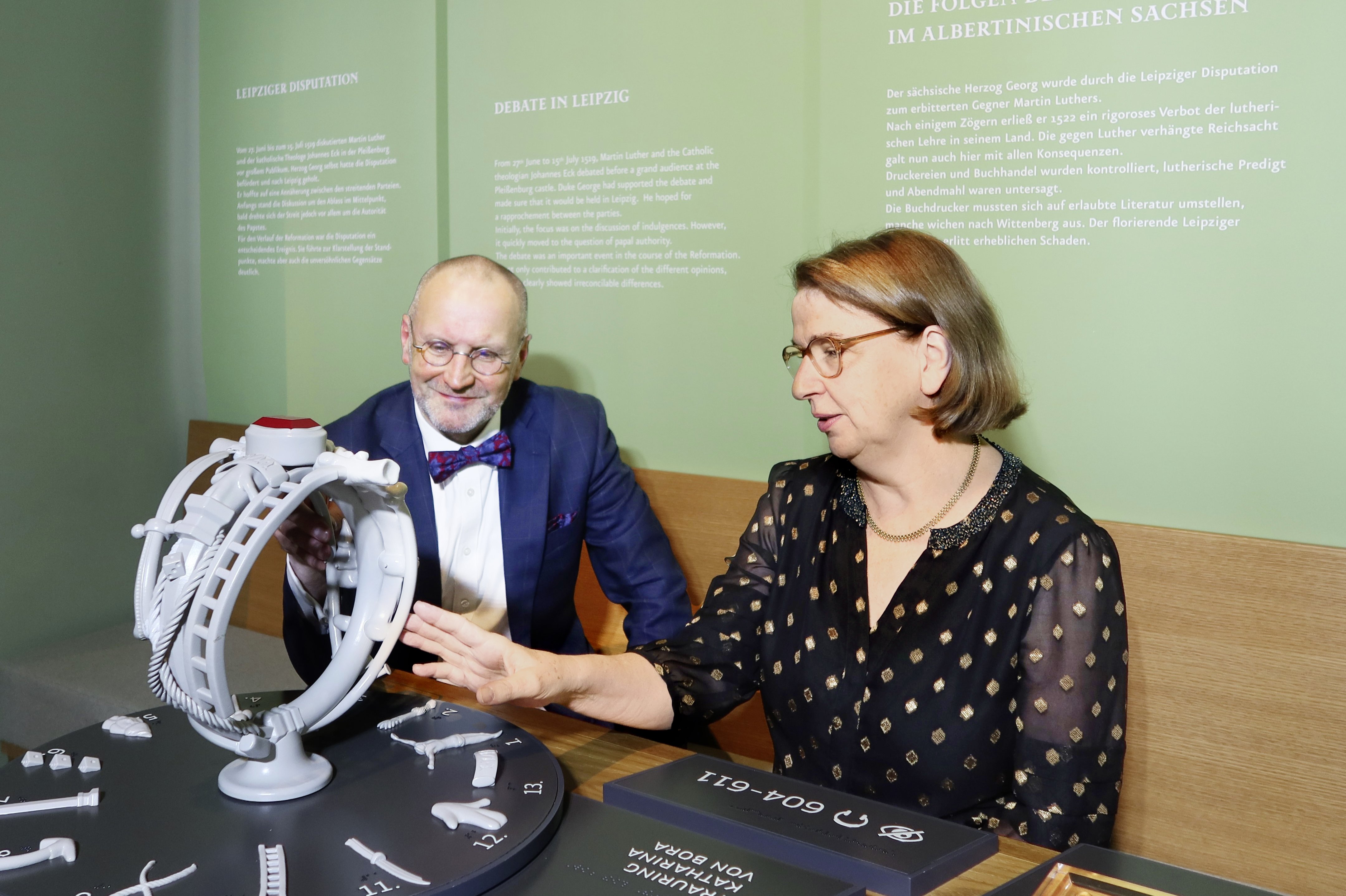 Dara Müller vom Stadtgeschichtlichen Museum Leipzig und Thomas T. Müller mit einem Modell des Rings