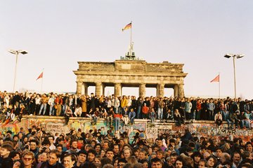 Menschen auf der Berliner Mauer 1989
