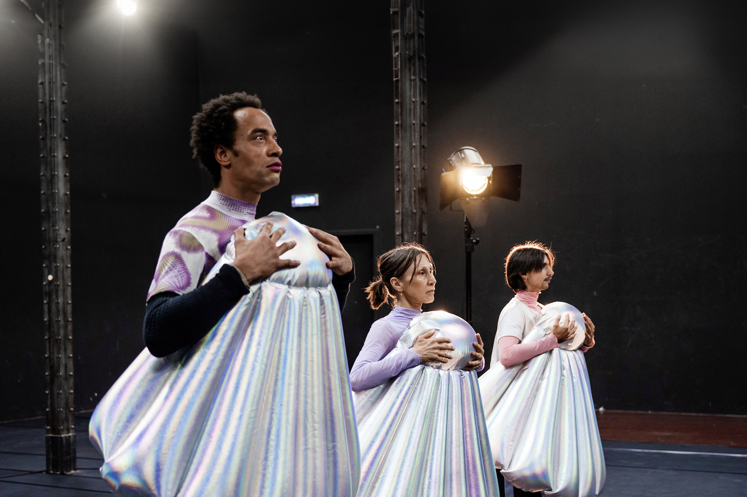 Patrice Lipeb, Martina Hefter und Niko Jacobi proben „Soft War“ in der Residenz (v. l.)
