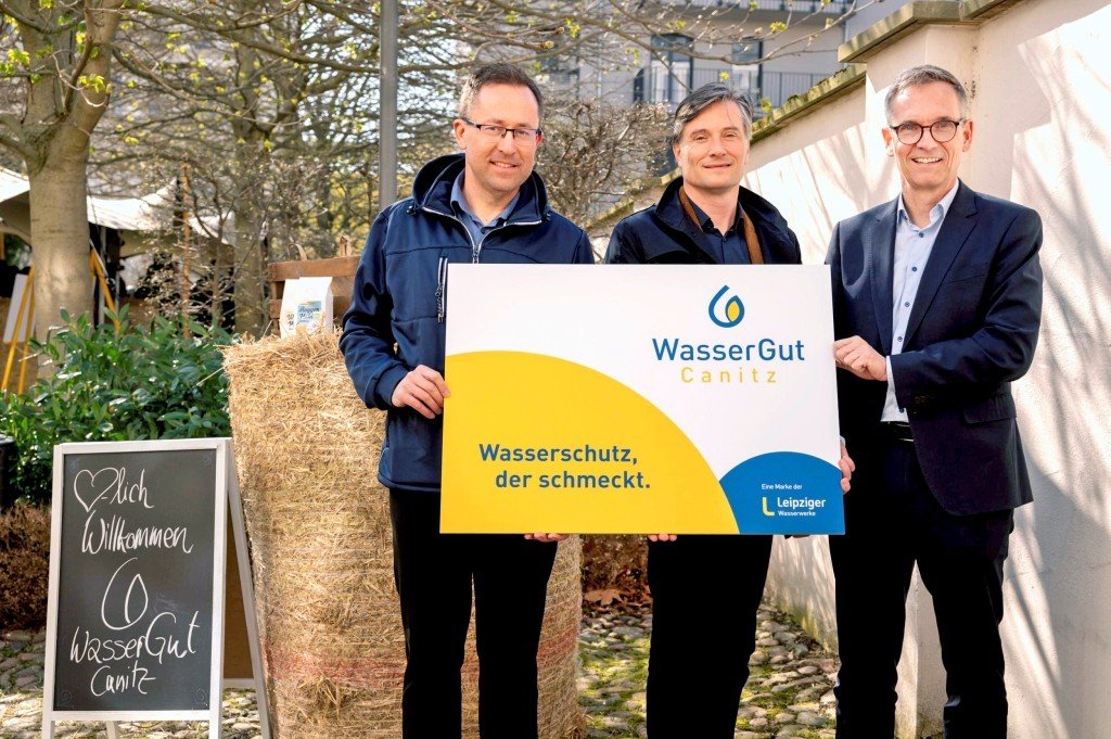 Dr. Bernhard Wagner (Geschäftsführer Wassergut, l.) stellte mit Prof. Dr. Ulrich Meyer (Techn. Geschäftsführer Wasserwerke, r.) u. Umweltbürgermeister Heiko Rosenthal (m.) im März die neue Marke vor