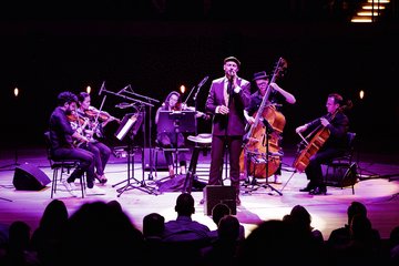 Mit dem Takeover! Ensemble interpretiert Max Mutzke seine Songs neu