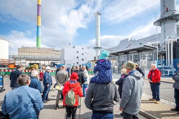 Besucher informieren sich bei den Sächsischen Energietagen in Leipzig
